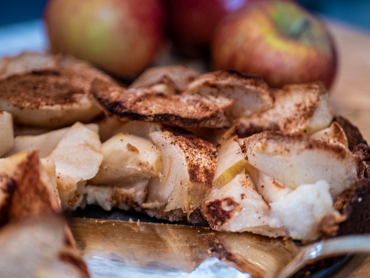 Äppelpaj med pepparkaksgrädde