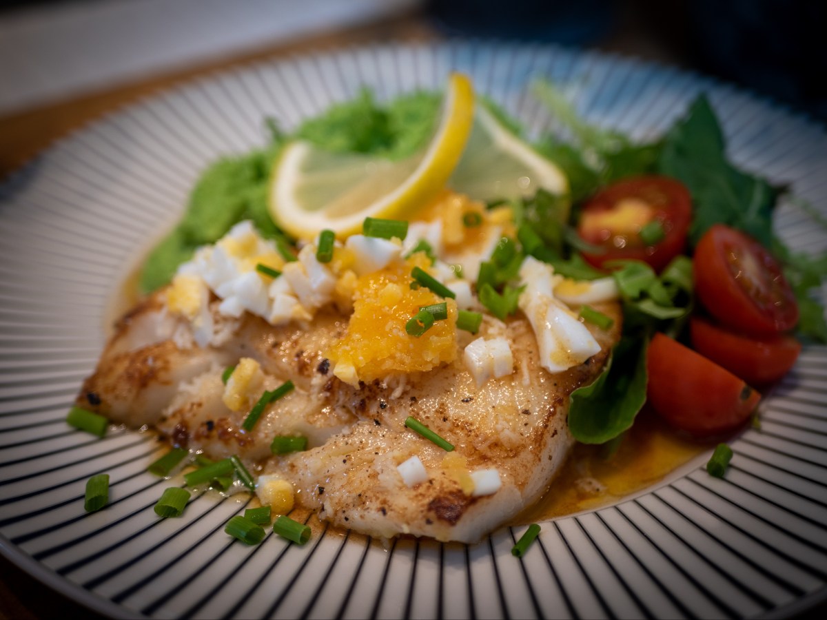 Stekt torskrygg med ägghack och grön&nbsp;ärtpuré