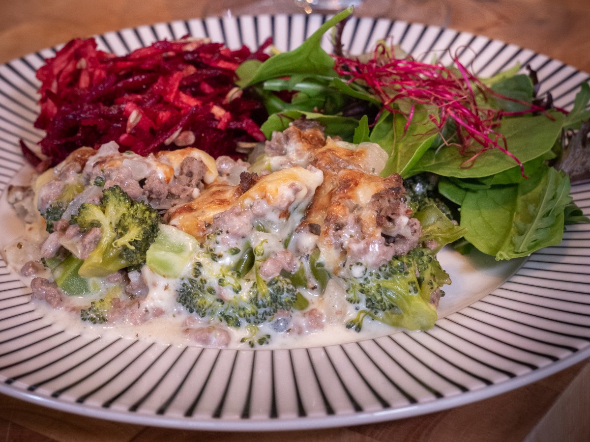 Broccoligratäng med vildsvinsfärs och&nbsp;ostsås