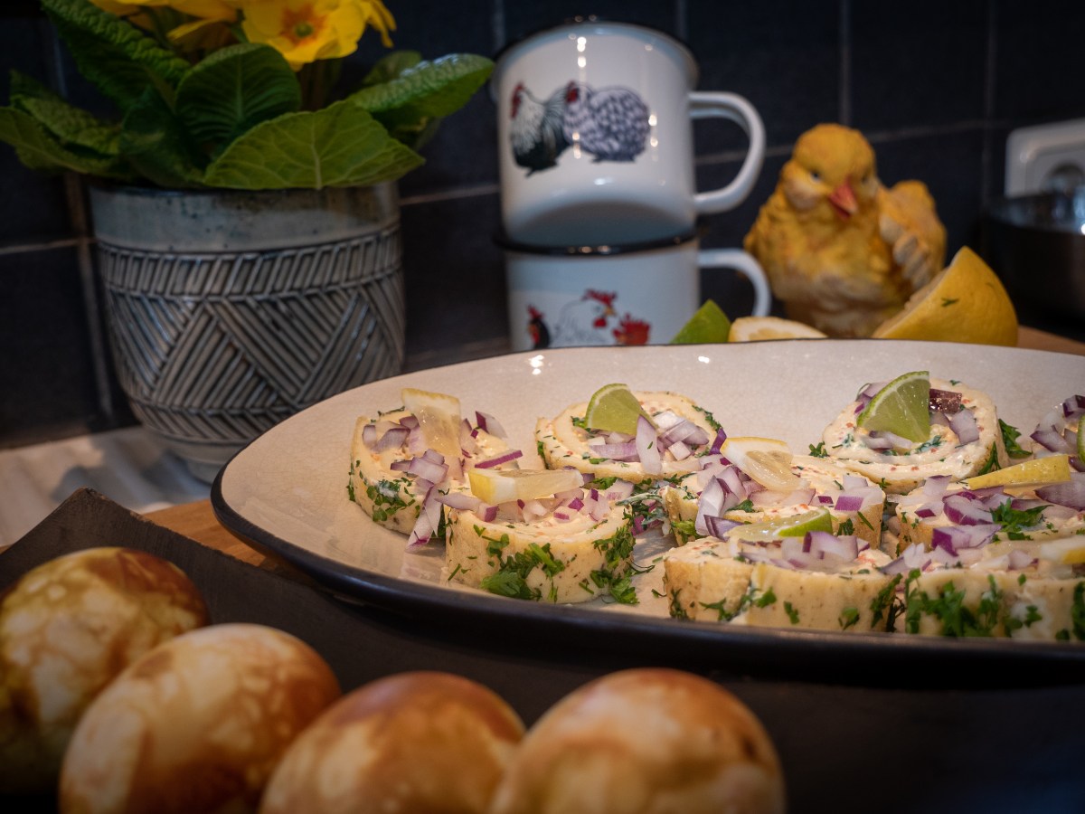 Rulltårta med örter & romfyllning (Elins&nbsp;äggrullar)