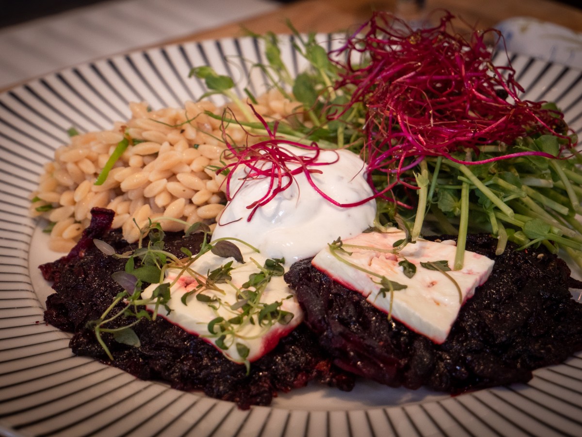 Rödbetsbiffar med fetaost, kikärtsris och&nbsp;limeyoghurt