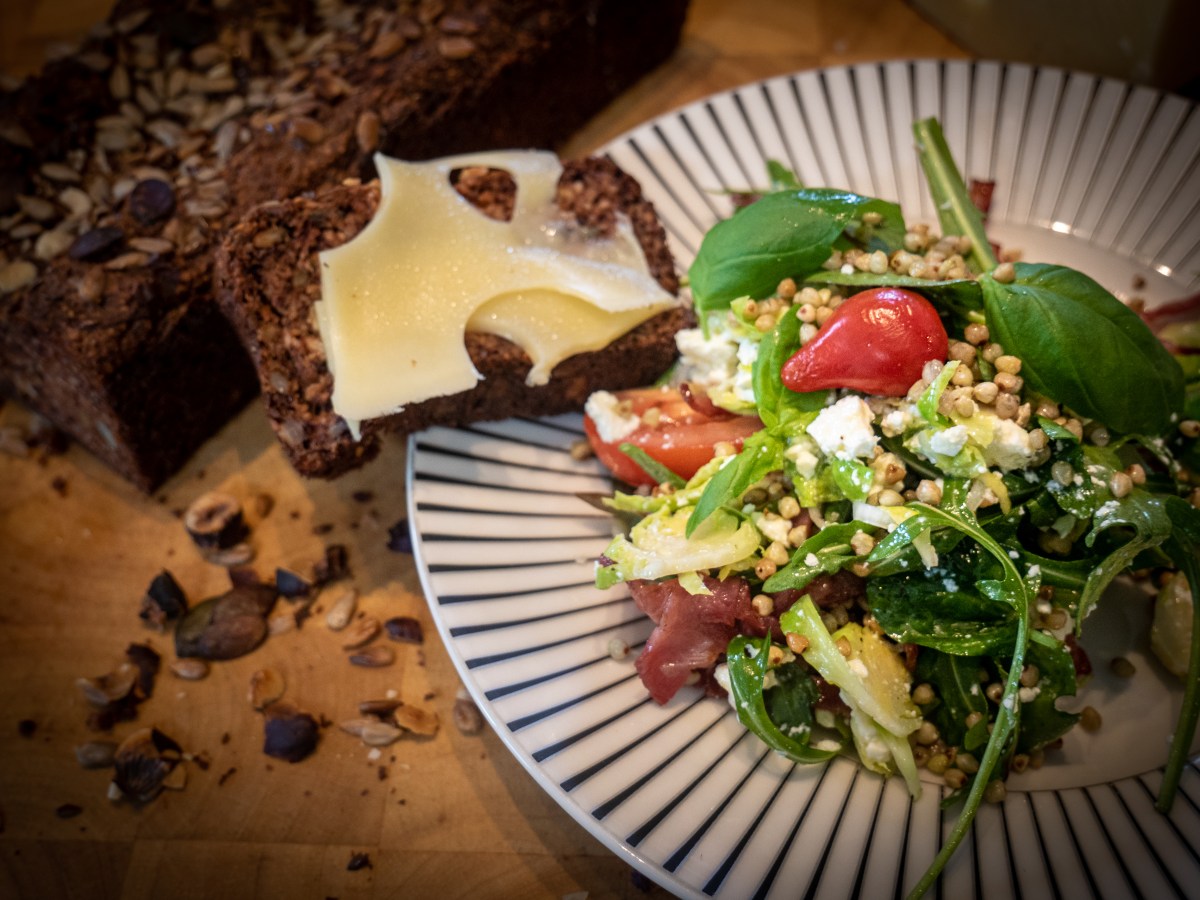 Fetaostsallad med brysselkål, rostat bovete och&nbsp;kalkonbacon