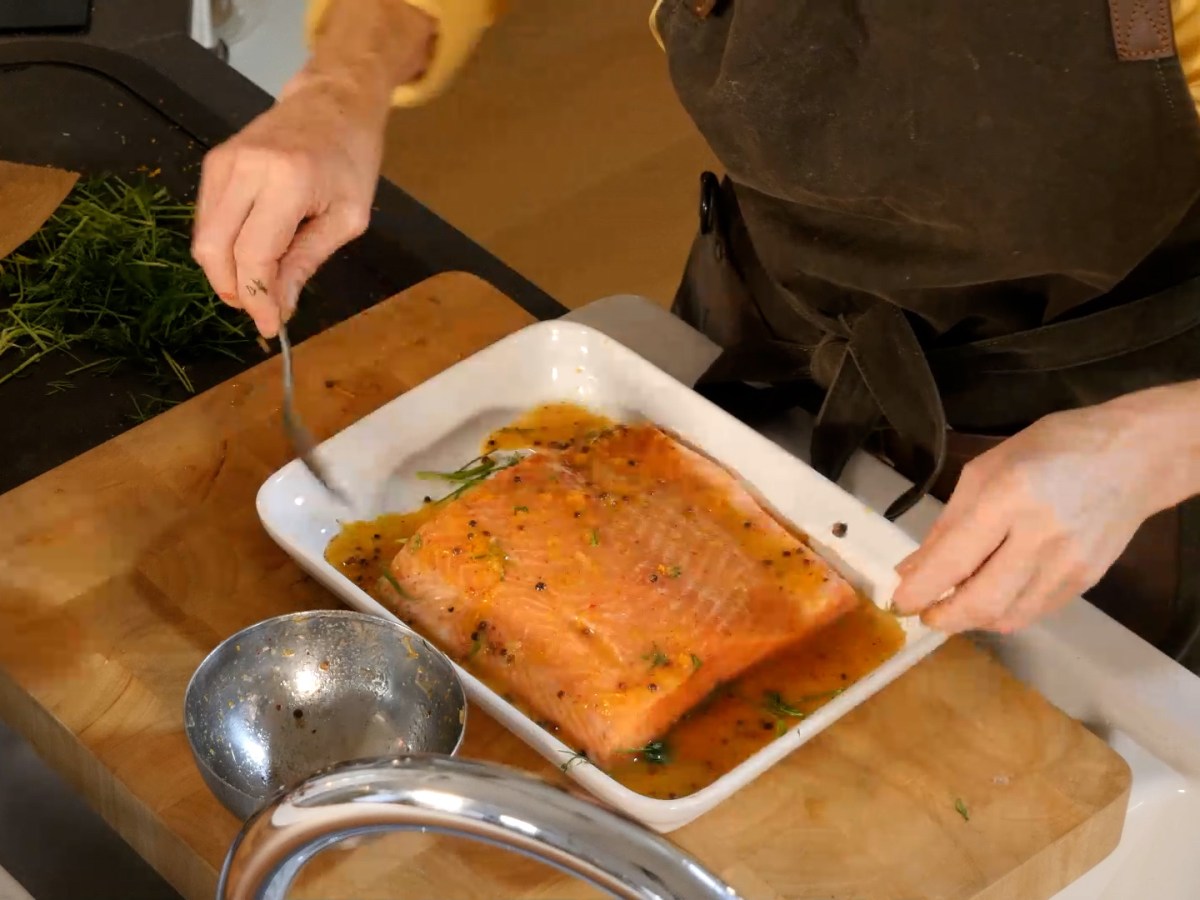 Gravad lax utan socker med rosépeppar och apelsin, serveras med&nbsp;senapsmajonäs